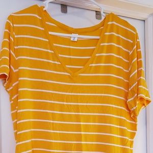 Old Navy T shirt